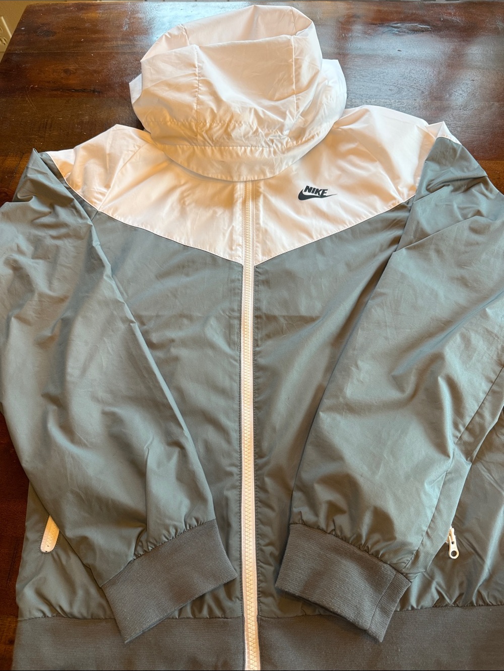 Nike mens Windbreaker Jacket in White and Grayvery good condition